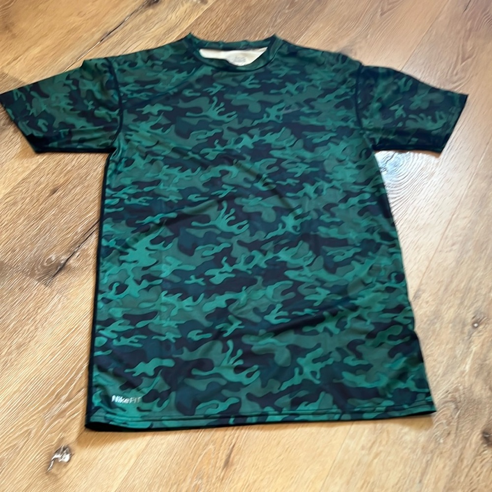 Nike Boys Large short sleeve NikeFit camo shirt
